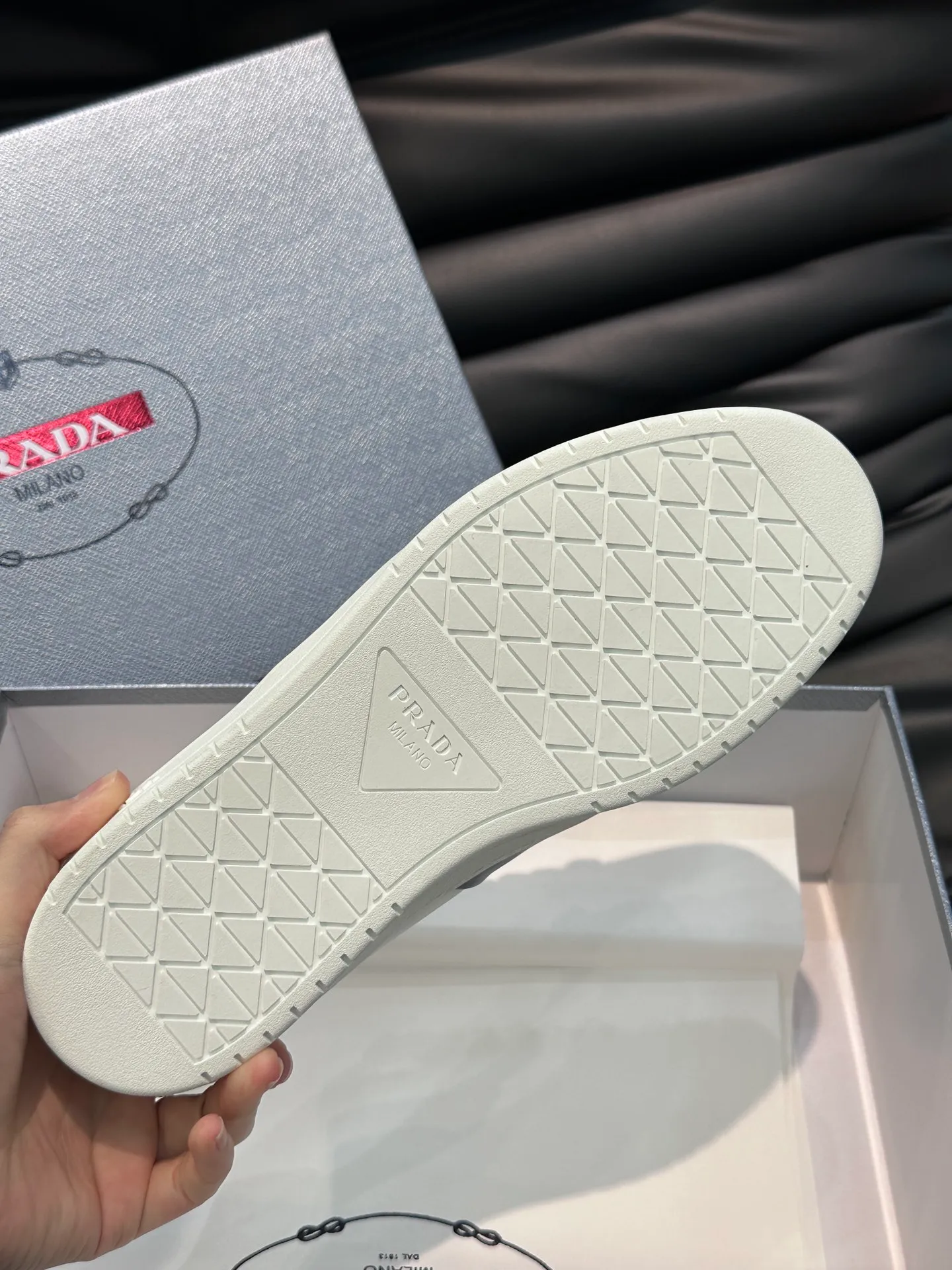 Men's shoes 💰p360 "Men's shoes 💰pRAD*" Prada's new high-end men's casual sports shoes. This leather sports shoe uses calfskin upper. The body of the shoe interprets the Prada letter brand logo from multiple angles. The brand logo is embellished on one side of the upper, all explaining the brand style. Sheepskin lining, lightweight, comfortable and durable! Size: 38-44